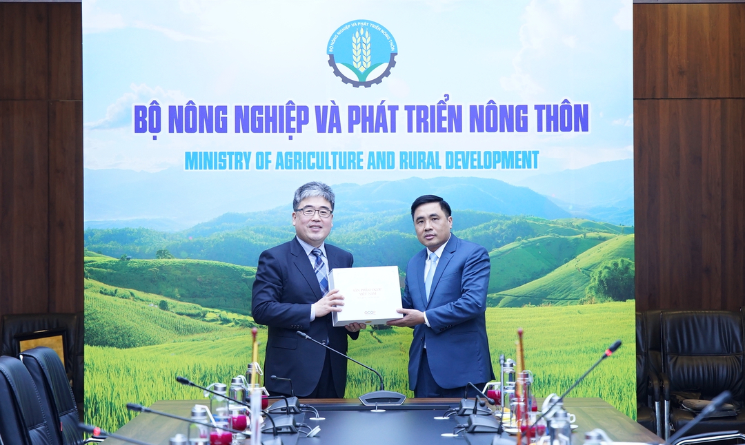 Thứ trưởng Bộ NN-PTNT Nguyễn Quốc Trị (bên phải) tặng quà lưu niệm cho ông Lim Sang Seop, Thứ trưởng Cơ quan Lâm nghiệp Hàn Quốc. Ảnh: Linh Linh. 