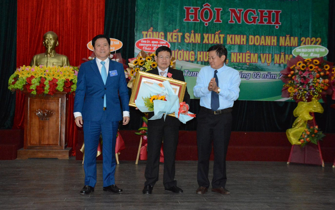 Ông Lê Đức Hân, Tổng Giám đốc Công ty Cao su Kon Tum đã được trao tặng Huân chương Lao động hạng Ba. Ảnh: V.V.