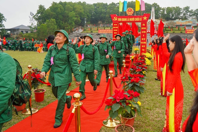 Các tân binh phấn khởi lên đường tòng quân.