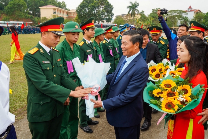 Lãnh đạo TP Hải Phòng tặng hoa động viên các thanh niên, tân binh ưu tú lên đường nhập ngũ. 