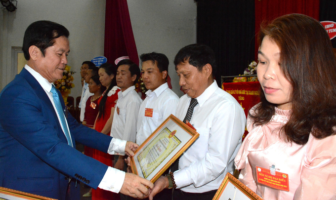 Ông Lê Thanh Hưng, TGĐ VRG trao bằng khen cho các cá nhân xuất sắc năm 2022. Ảnh: V.V.