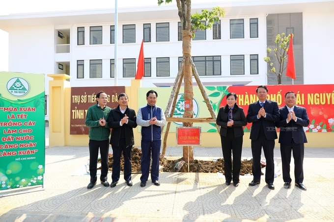 Lãnh đạo tỉnh Thái Nguyên tham gia trồng cây tại khu dân cư tổ 14, phường Túc Duyên, TP. Thái Nguyên. Ảnh: TN.
