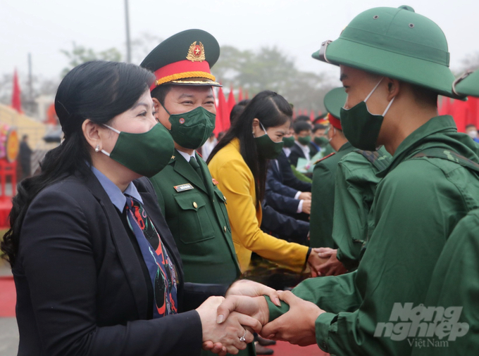 Bà Nguyễn Thanh Hải, Bí thư Tỉnh ủy Thái Nguyên động viên các tân binh. Ảnh: Thể Nguyễn.