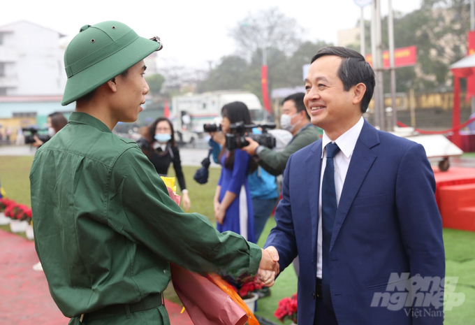 Ông Phạm Hoàng Sơn, Chủ tịch HĐND tỉnh Thái Nguyên bắt tay, động viên tân binh. Ảnh: Toán Nguyễn.