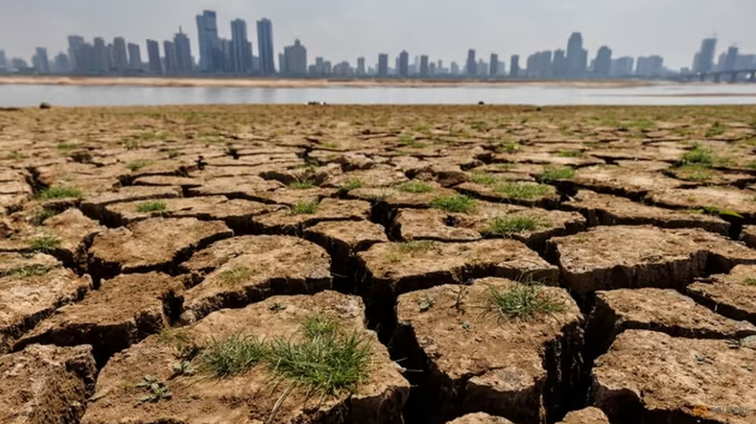 Cracks run through the partially dried-up river bed of the Gan River, a tributary to Poyang Lake during a regional drought in Nanchang, Jiangxi province, China, Aug 28, 2022. Photo: Reuters/Thomas Peter