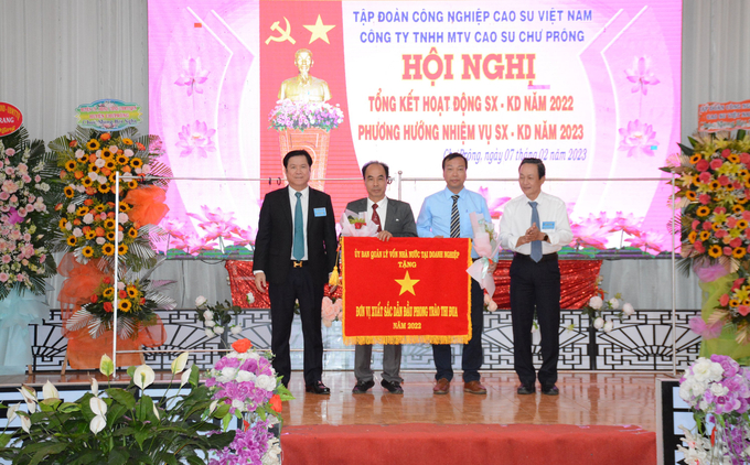 Công ty Cao su Chư Prông nhận cờ thì đua của được Ủy ban quản lý vốn Nhà nước tại doanh nghiệp. Ảnh: N.T.