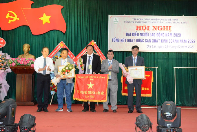 Tập đoàn Công nghiệp Cao su Việt Nam tặng cờ thi đua cho Công ty Cao su Mang Yang. Ảnh: N.T.