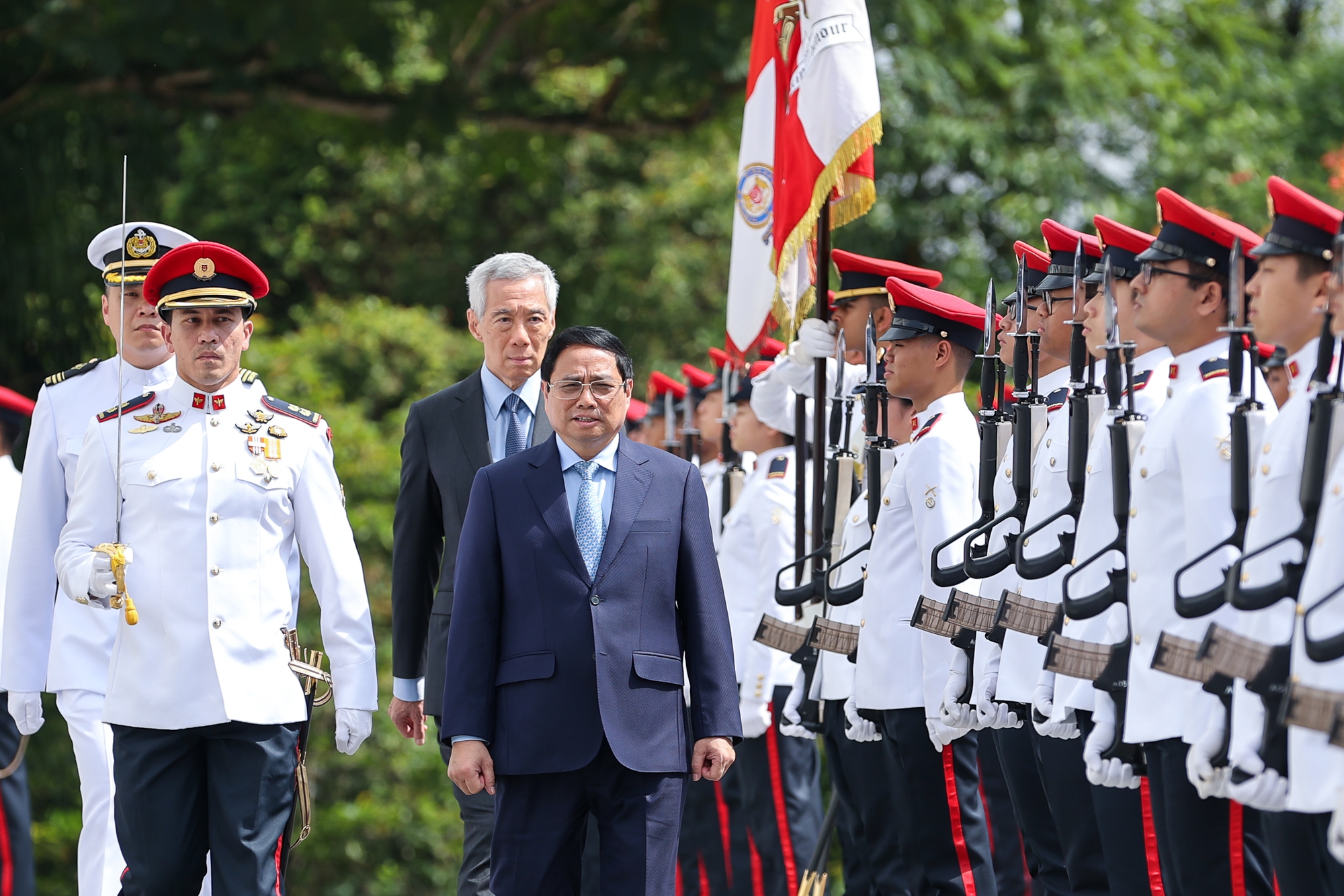 Thủ tướng Singapore Lý Hiển Long và Phu nhân chủ trì lễ đón Thủ tướng Phạm Minh Chính và Phu nhân, cùng đoàn đại biểu cấp cao Việt Nam thăm chính thức Singapore. Ảnh: VGP.