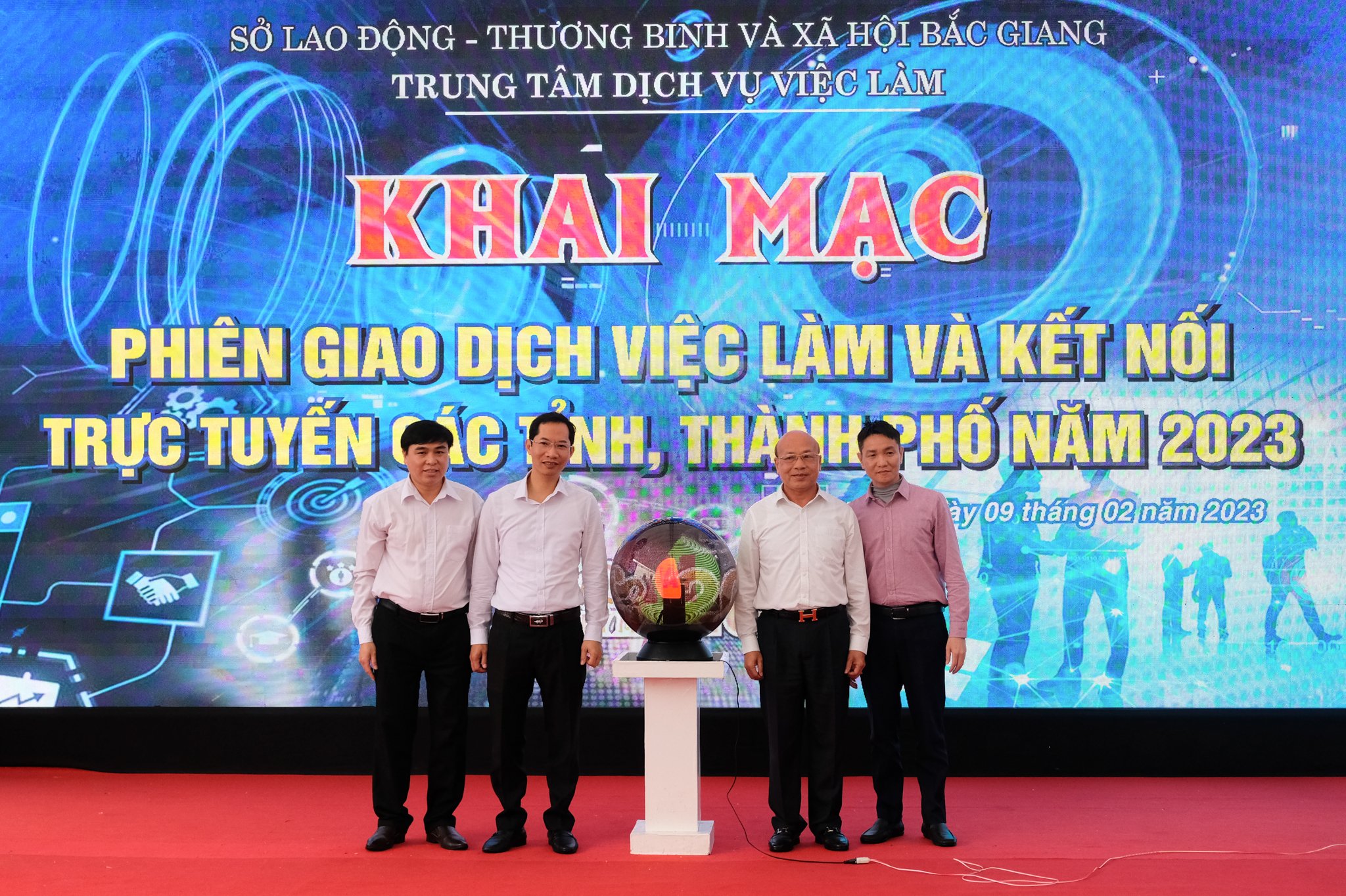 Trung tâm dịch vụ việc làm Bắc Giang khai mạc phiên giao dịch việc làm đầu năm. Ảnh: Tùng Đinh.