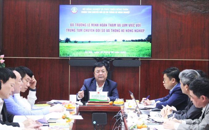 Bộ trưởng Bộ NN-PTNT Lê Minh Hoan giao nhiệm vụ cho lãnh đạo và cán bộ Trung tâm Chuyển đổi số và Thống kê nông nghiệp. Ảnh: Trung Quân.