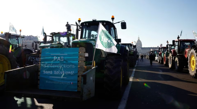 Các đoàn máy kéo của nông dân Pháp tập trung về thủ đô Paris để phản đối chính sách hạn chế thuốc trừ sâu. Ảnh: RT