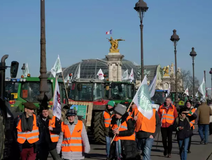 Hàng trăm nông dân Pháp lái máy kéo xuyên thủ đô Paris để đòi quyền được sử dụng thuốc trừ sâu đã bị EU bị cấm trên củ cải đường và các loại cây trồng khác để đảm bảo 'chủ quyền lương thực'. Ảnh: ABCNews