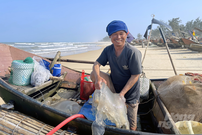 Niềm vu của một ngư dân đánh bắt được cả sứa biển trong chuyến ra khơi. Ảnh: VD.