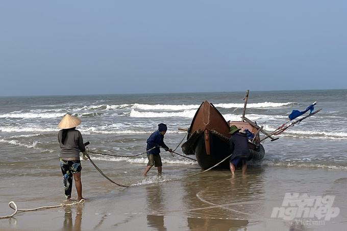 Thuyền đánh bắt cá khoai thường ra khơi vào lúc rạng sáng và cập bờ vào đầu mỗi buổi chiều. Ảnh: VD.