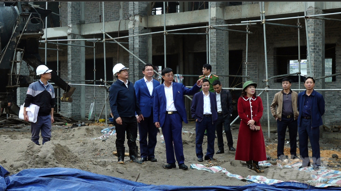 Lãnh đạo tỉnh Thái Nguyên và huyện Phú Lương đi thăm quan thực tế tại một công trình ở xã Tức Tranh. Ảnh: Toán Nguyễn.