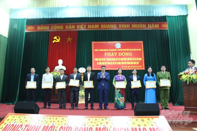 Lãnh đạo huyện Phú Lượng trao khen thưởng cho các cá nhân có thành tích tốt trong phong trao xây dựng nông thôn mới. Ảnh: Thể Nguyễn.
