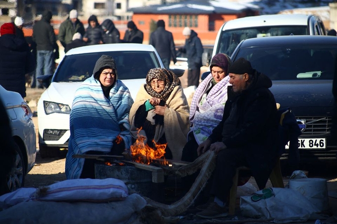 Người dân sống sót sau thảm họa động đất đang rất khó khăn vì thời tiết lạnh giá. Ảnh: Reuters