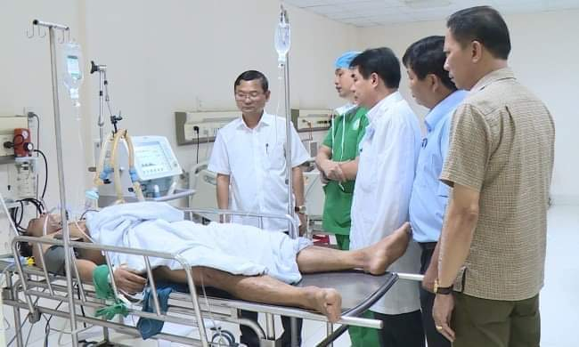Phó Chủ tịch UBND tỉnh Bình Định Nguyễn Tự Công Hoàng (ngoài cùng bìa trái) thăm hỏi nạn nhân trong vụ cháy tại bệnh viện.