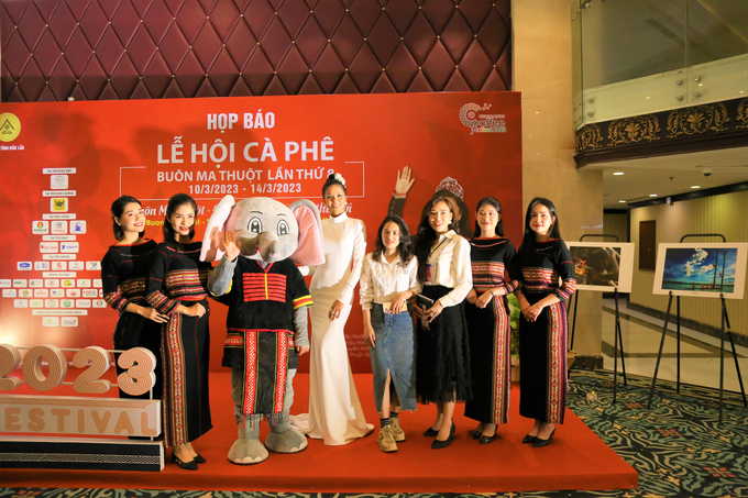 Hoa hậu Hoàn vũ Việt Nam 2017 H'Hen Niê (váy dài trắng) tại buổi họp báo.