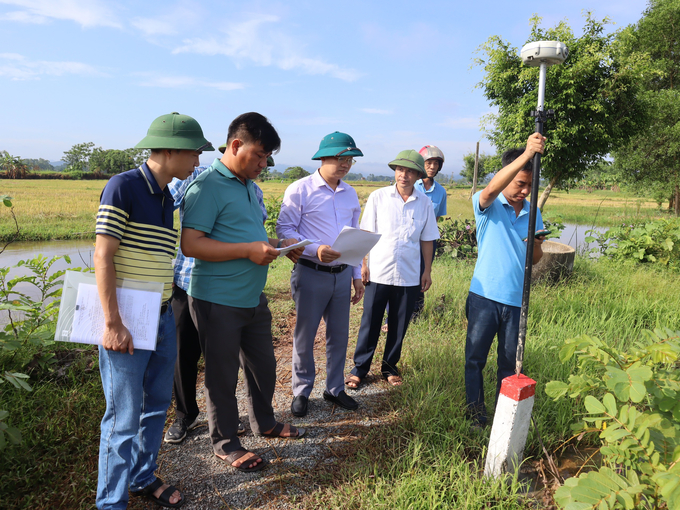 Ngành chức năng Hà Tĩnh cắm mốc GPMB cao tốc Bắc - Nam tại huyện Can Lộc. Ảnh: Cổng thông tin điện tử huyện Can Lộc.