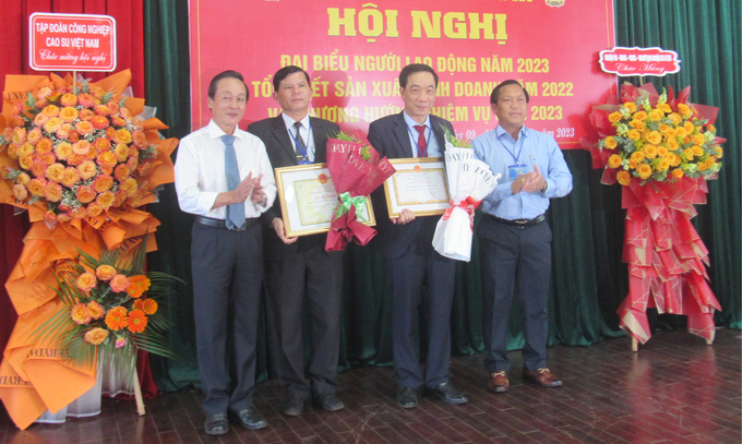 Lãnh đạo Tập đoàn Công nghiệp Cao su Việt Nam và Huyện ủy Ea H'leo trao bằng khen cho lãnh đạo Công ty Cao su Ea H'leo. Ảnh: N.T.
