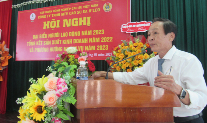 Ông Trần Thanh Phụng, Phó Tổng Giám đốc Tập đoàn Công nghiệp Cao su Việt Nam đánh giá cao những thành tích mà Công ty Cao su Ea H'leo đạt được năm 2022. Ảnh: N.T.