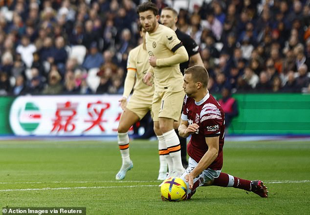 Tổ VAR không cho rằng đây là một quả penalty. Ảnh: Dailymail.