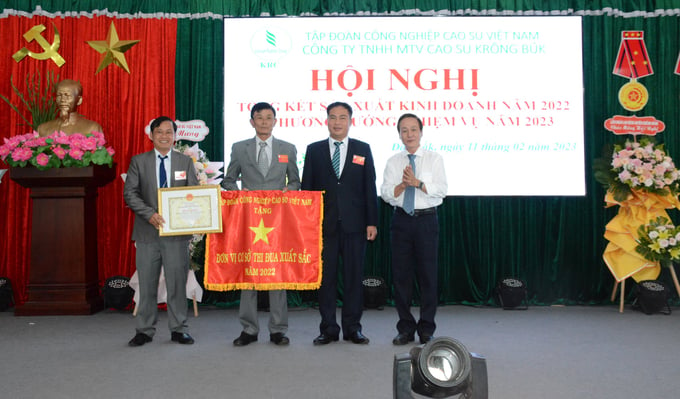 Công ty Cao su Krông Búk nhận cờ thi đua của Tập đoàn Công nghiệp Cao su Việt Nam. Ảnh: V.V.