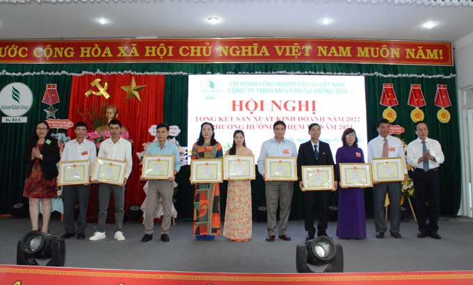 Các cá nhân có thành tích xuất sắc nhận bằng khen của Tập đoàn Công nghiệp Cao su Việt Nam. Ảnh: V.V.