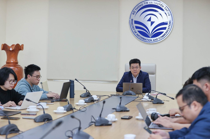 Ông Nguyễn Hồng Thắng - Cục trưởng Cục Viễn thông (Bộ TT&TT) trao đổi với các PV trong cuộc họp với các doanh nghiệp viễn thông để xử lý sự cố đứt cáp quang biển.