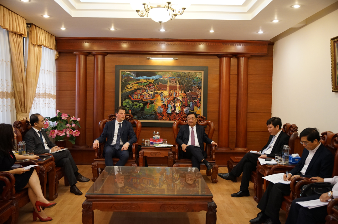 Minister Le Minh Hoan received and worked with Mr. Daan Wensing, CEO and executive chair of the Sustainable Trade Initiative (IDH). Photo: Linh Linh.
