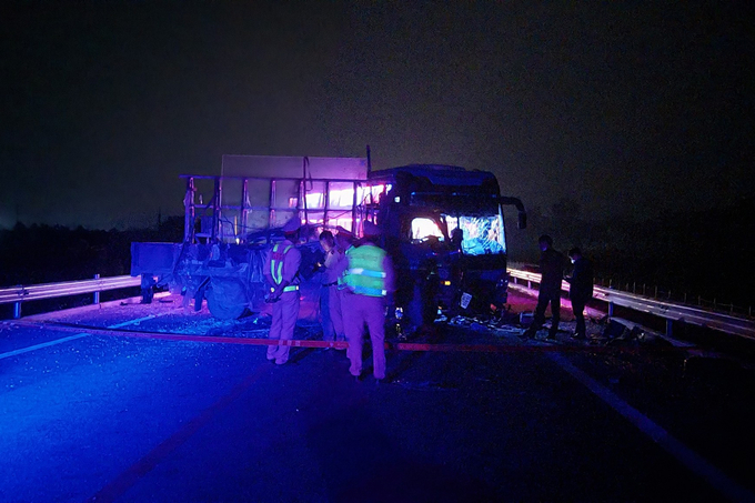 Vụ tai nạn giao thông giữa ô tô tải và xe khách giường nằm xảy ra trên cao tốc Cam Lộ - La Sơn. Ảnh: CTV.