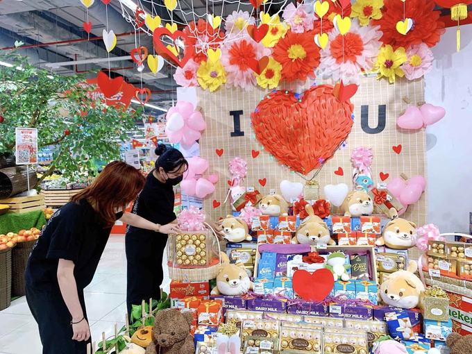 WinMart dành tặng khách hàng những ưu đãi về giá cho các mặt hàng socola, gấu bông nhân dịp ngày lễ tình yêu.