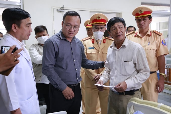 Ông Khuất Việt Hùng, Phó Chủ tịch chuyên trách Ủy Ban An toàn giao thông Quốc gia thăm hỏi các nạn nhân tại Bệnh viện Đa khoa Trung ương Quảng Nam. Ảnh: L.K