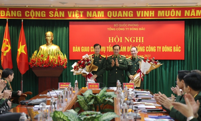 Thượng tướng Vũ Hải Sản tặng hoa chúc mừng