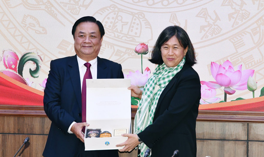 Bộ trưởng Bộ NN-PTNT Lê Minh Hoan tặng quà lưu niệm cho Đại sứ Katherine Tai. Ảnh: Văn Giang.