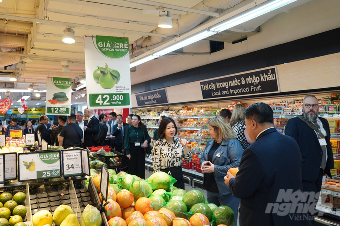 Đại diện lãnh đạo Central Retail tại Việt Nam cũng giới thiệu tổng quan với đoàn Canada về các sản phẩm nông nghiệp thế mạnh của Việt Nam, nhất là các loại trái cây, thủy hải sản. Ảnh: Thanh Tân.