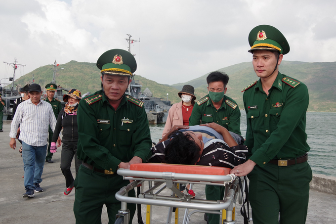 Bộ đội Biên phòng tỉnh Bình Định tiếp nhận ngư dân bị bệnh sơ cứu ban đầu rồi đưa đi Bệnh viện Đa khoa tỉnh Bình Định cấp cứu. Ảnh: Đ.T.