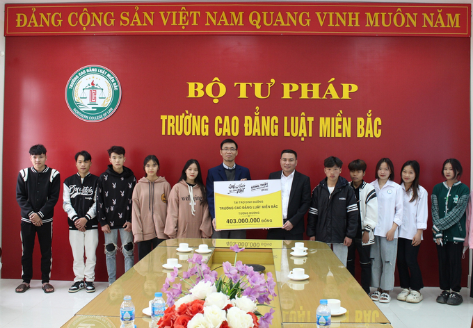 Tiến sĩ Phan Hoàng Ngọc - Phó Hiệu trưởng Trường Cao đẳng Luật Miền Bắc - Bộ Tư pháp nhận bảng tài trợ từ đại diện Quỹ Phát triển Tài năng Việt của Ông Bầu.