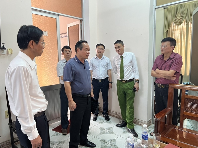 Cơ quan điều tra chuẩn bị đọc lệnh bắt giam Ban giám đốc Trung tâm đăng kiểm cơ giới tỉnh Thừa - Thiên. Ả Huế. Ảnh: CAH.