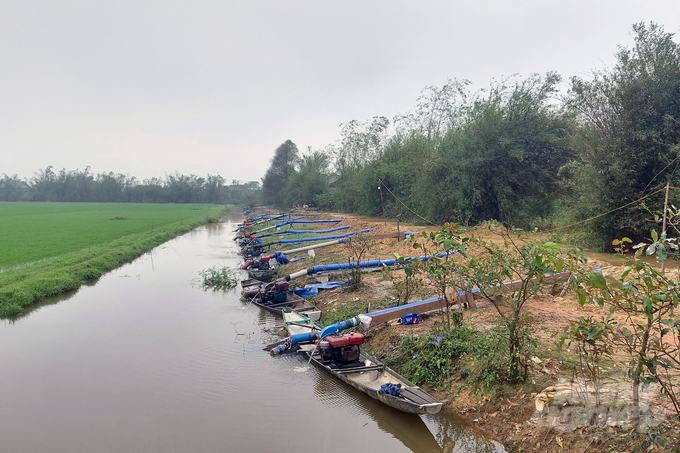 Hợp tác xã An Thơ đã huy động tổng lực tất cả các máy bơm điện và các máy dầu của người dân để bơm nươc cứu lúa.