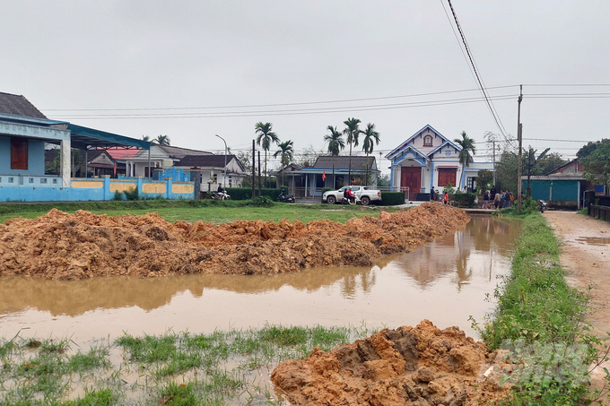 Nông dân Quảng Trị đào cả những con đường đi qua nhà dân để tiêu thoát nước cho cánh đồng lúa đang thời kỳ đẻ nhánh.