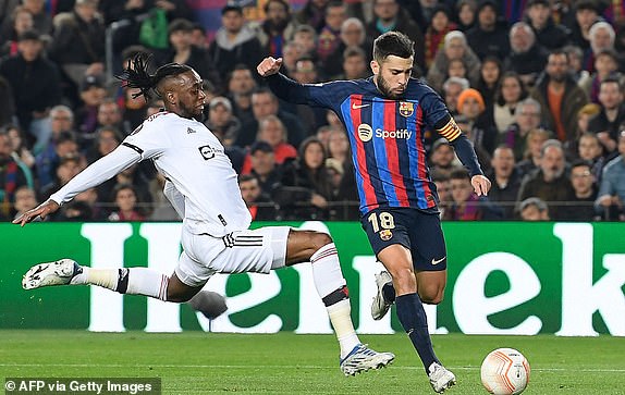 Wan-Bissaka cứu thua cho Man United. Ảnh: Dailymail.