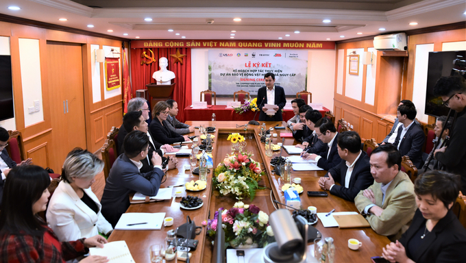 Signing ceremony for cooperation in implementing activities under the project 'Saving Threatened Wildlife'. Photo: Pham Hieu.