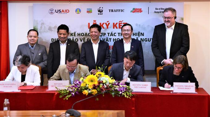 Participants performing and observing the signing ceremony. Photo: Pham Hieu .