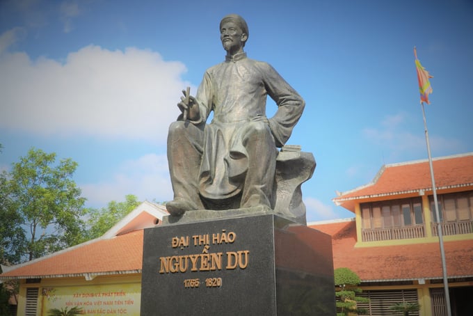 Bức tượng Nguyễn Du được đúc bằng đồng với chiều cao 1,5m, mang khăn đóng áo dài, tay cầm bút lông, toát lên thần thái nho nhã của Đại thi hào dân tộc.