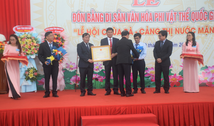 Lãnh đạo UBND huyện Tuy Phước đón nhận Bằng di sản văn hóa phi vật thể quốc gia Lễ hội chùa Bà-cảng thị Nước Mặn.