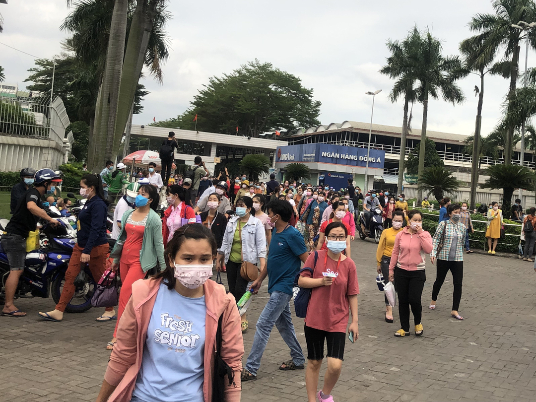 Công nhân Công ty TNHH PouYuen Việt Nam sau giờ tan ca.