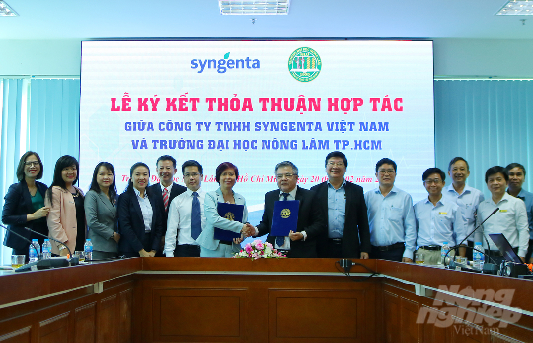 Lễ ký kết hợp tác về định hướng phát triển, thúc đẩy nguồn nhân lực chất lượng cao ngành nông nghiệp giữa Công ty TNHH Syngenta Việt Nam và Đại học Nông Lâm TP.HCM. Ảnh: Nguyễn Thủy.