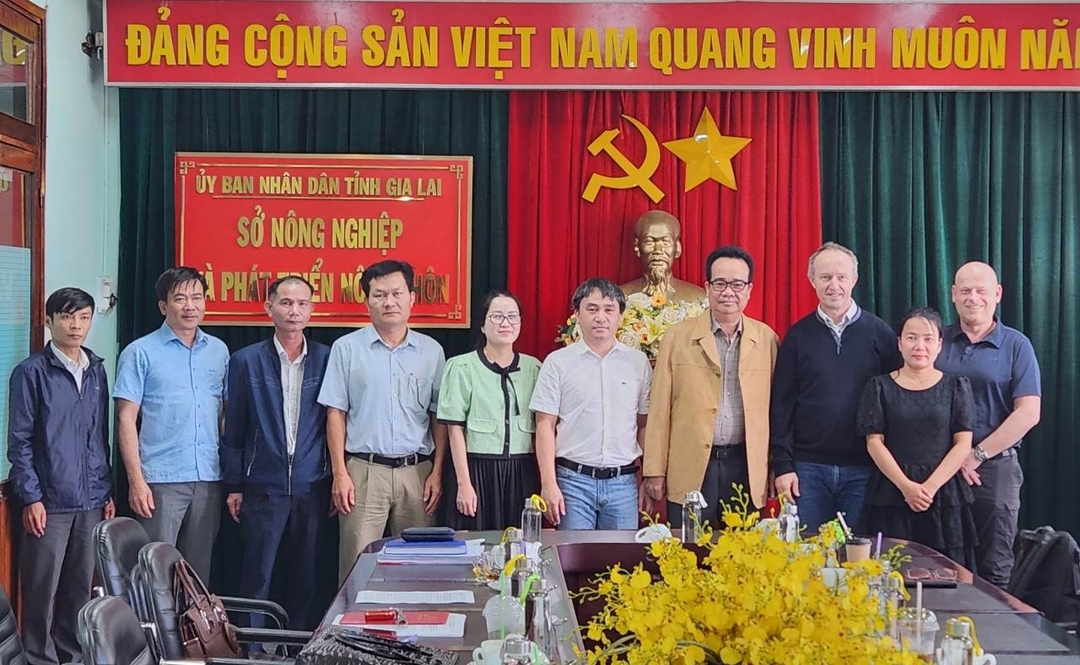 Prof. Bernhard Tychon and Dr Irrigation, Center for Agricultural Advice, Head of the Project for the Transformation of Sustainable Agriculture (VnSat) of the Province of Gia Lai during a business trip.